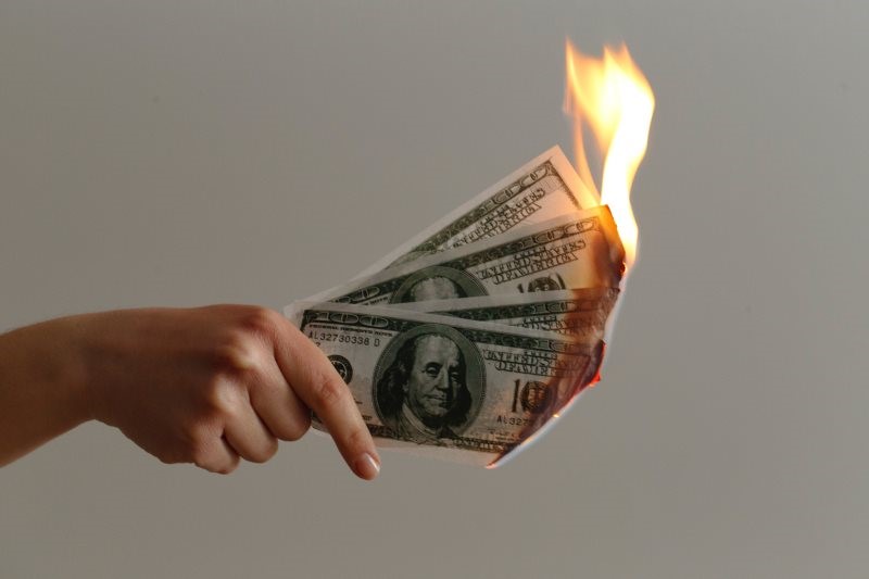 американские доллары горят
